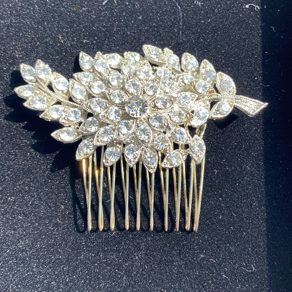 Vintage inspired rhinestone leaf hair clip